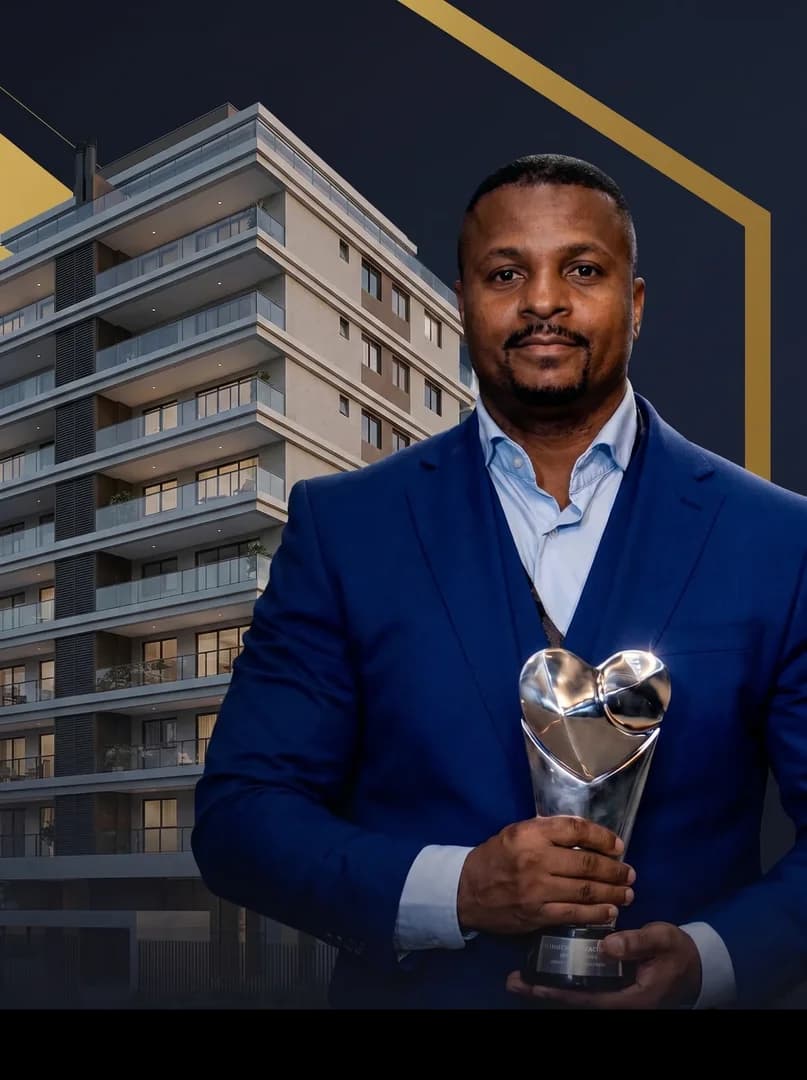 Comprimob, imobiliária de alto padrão no Rio de Janeiro: diretor com troféu e empreendimento ao fundo